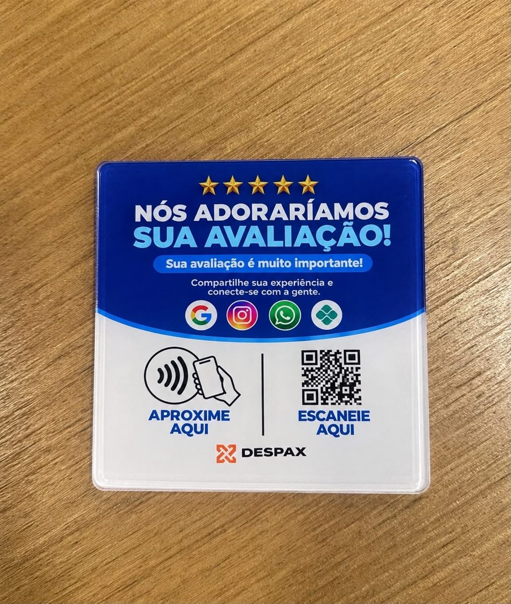 Placa DESPAX CONNECT com NFC e QR Code sobre mesa de madeira