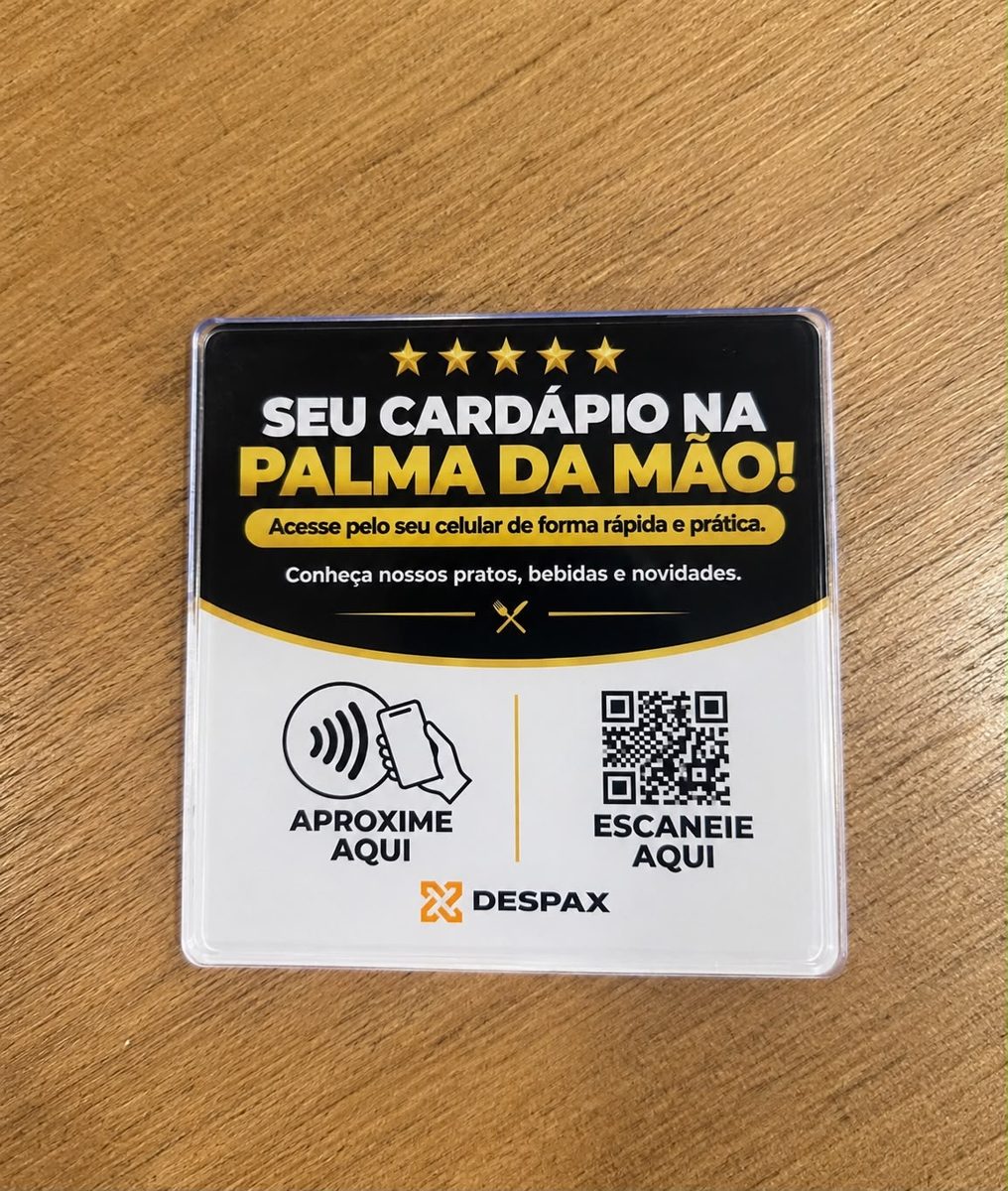 Placa DESPAX MENU de cardápio digital com NFC e QR Code sobre mesa
