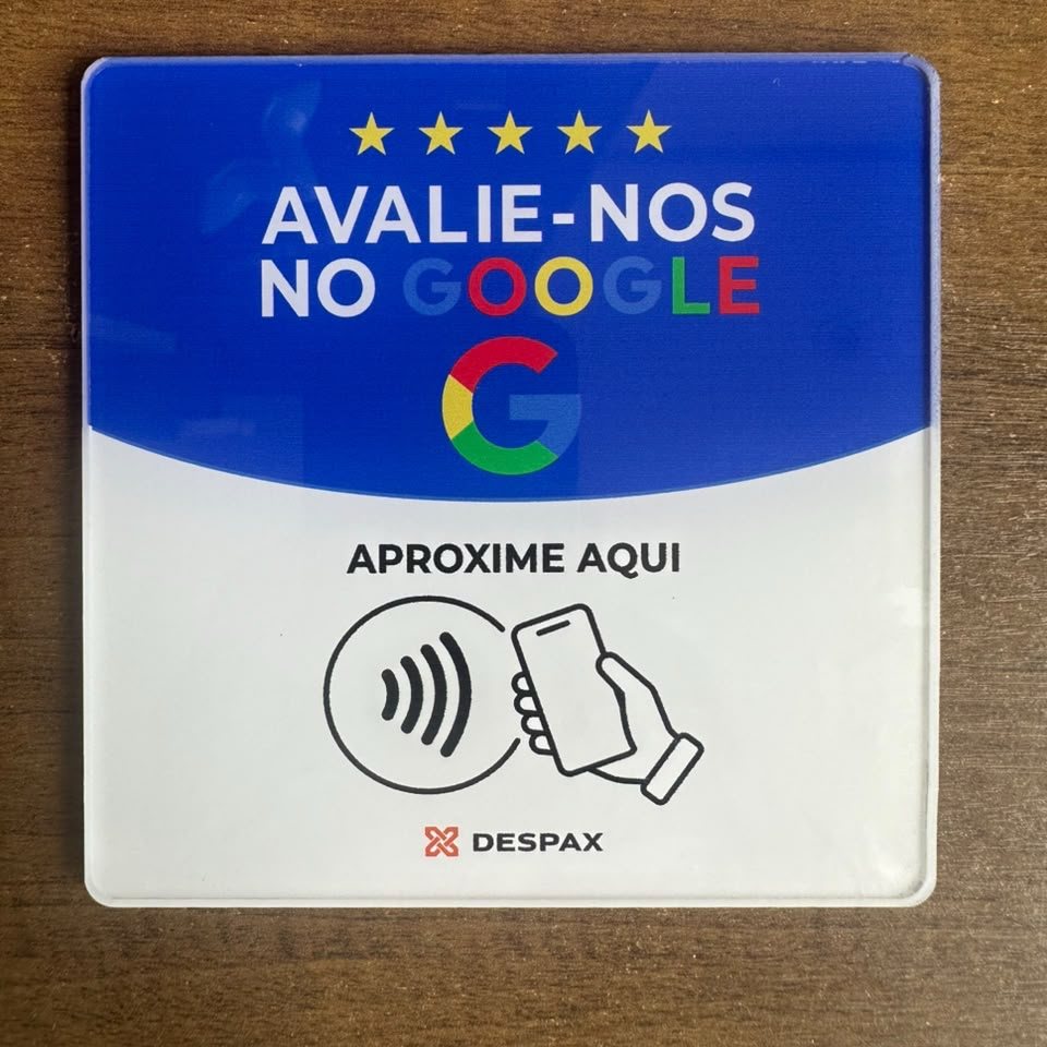 Placa DESPAX REVIEW em acrílico vista de cima, com a área de aproximação do celular